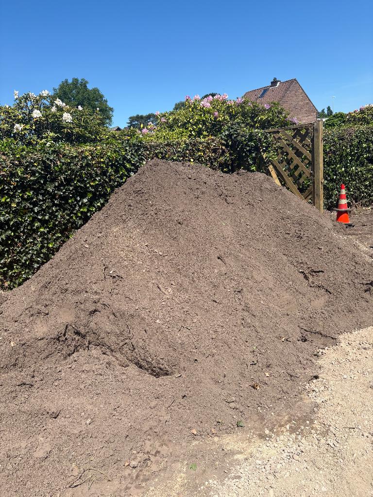 Gratis tuinaarde / zwarte grond - 6m3+ - ernaast parkeren, Tuin en Terras, Ophalen, Tuinaarde