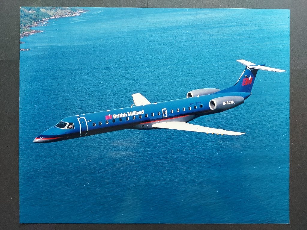 Foto van een British Midland Embraer ERJ 145 (F806), Verzamelen, Ophalen of Verzenden, Gebruikt, Kaart, Foto of Prent
