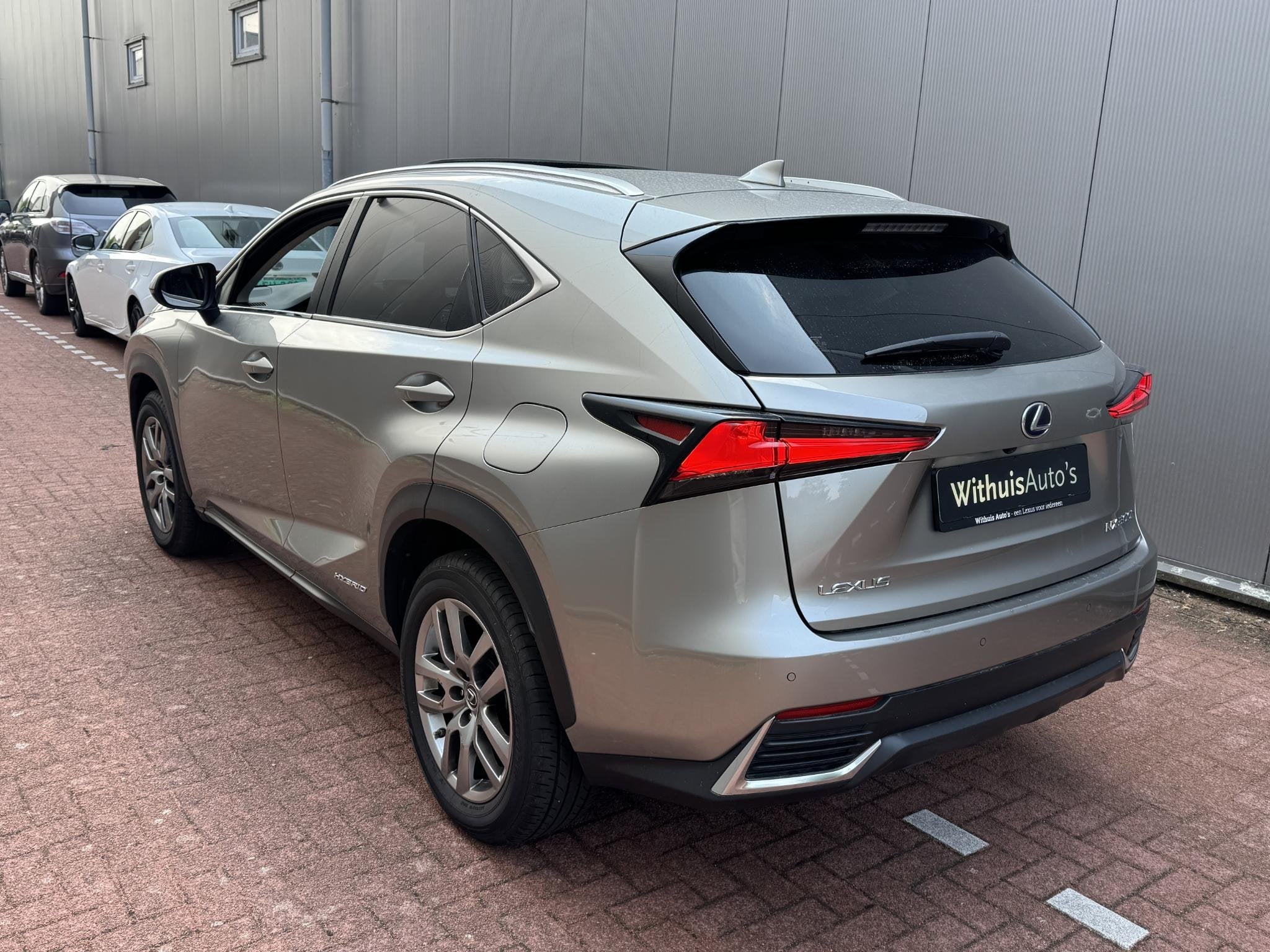 Lexus NX 300h AWD AdaptiveCruise Dakraam *Weinig KM*, Automaat, Gebruikt, Euro 6, 1760 kg