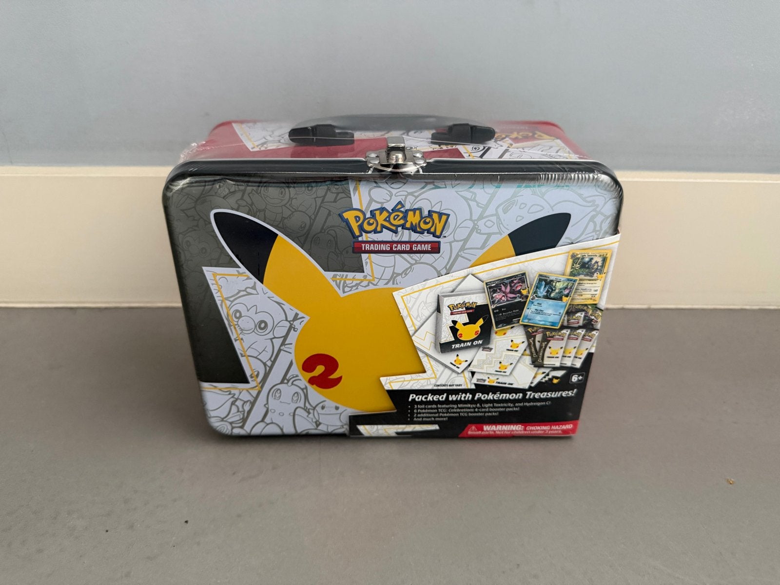 Pokémon Trading Card Game 25th Anniversary collector chest, Ophalen of Verzenden, Nieuw, Overige typen