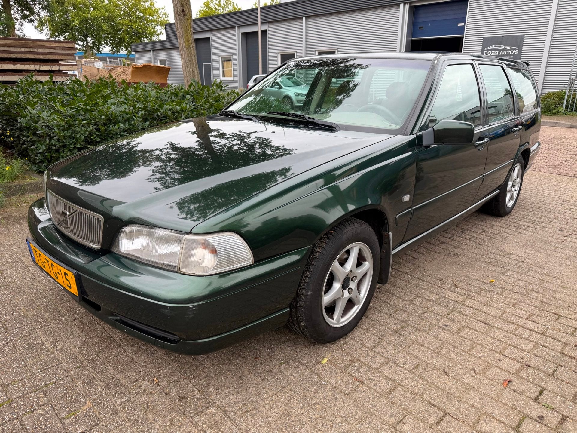Volvo V70 2.5 Comfort-Line nieuwe apk automaat, Gebruikt, 5 cilinders, Groen, 5 stoelen