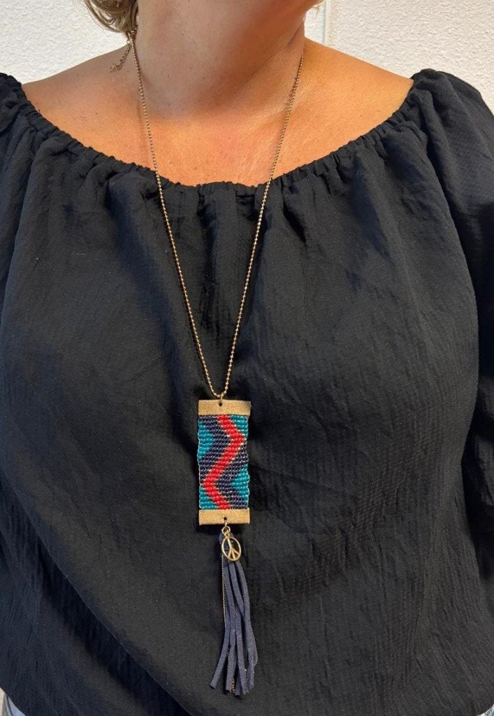 Goudkleurige ketting met hanger van kraaltjes en kwastje, Overige kleuren, Ophalen of Verzenden, Zo goed als nieuw, Overige materialen