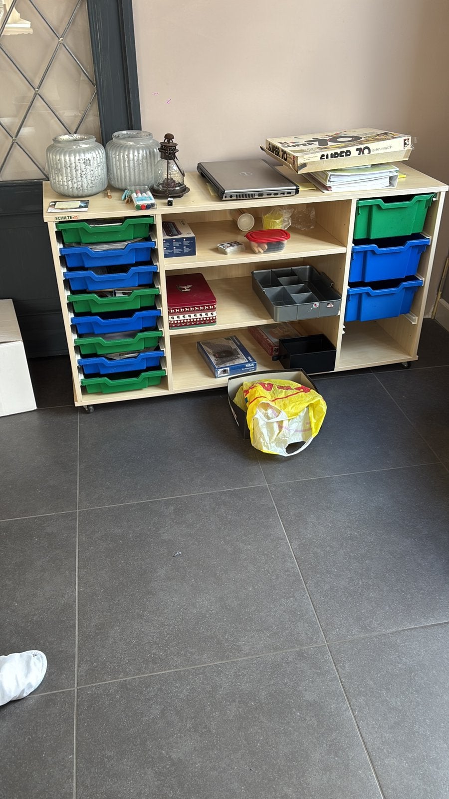 Leuke opberg kast op wieltjes, Ophalen, Zo goed als nieuw