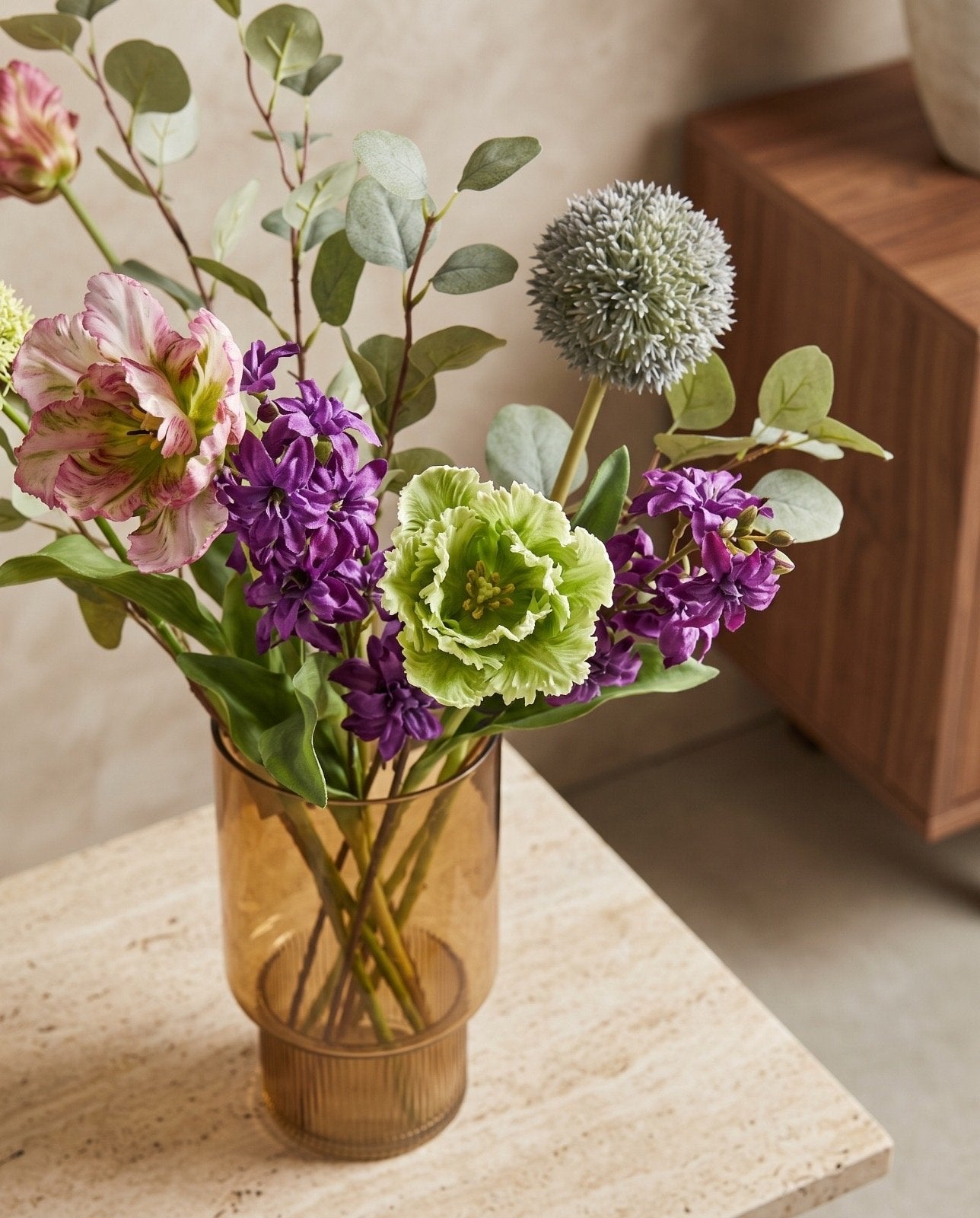 Glazen vaas met “real touch” kunstbloemen - Amberkleurig, Meerkleurig, Inclusief decoratie, Nieuw, Ophalen of Verzenden