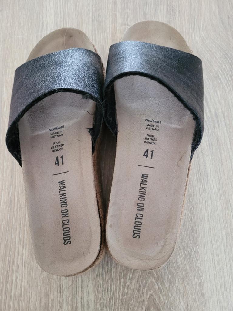 Leuke damesslippers

Maat 41

Zgan, Zwart, Ophalen of Verzenden, Zo goed als nieuw, Espadrilles of Moccasins