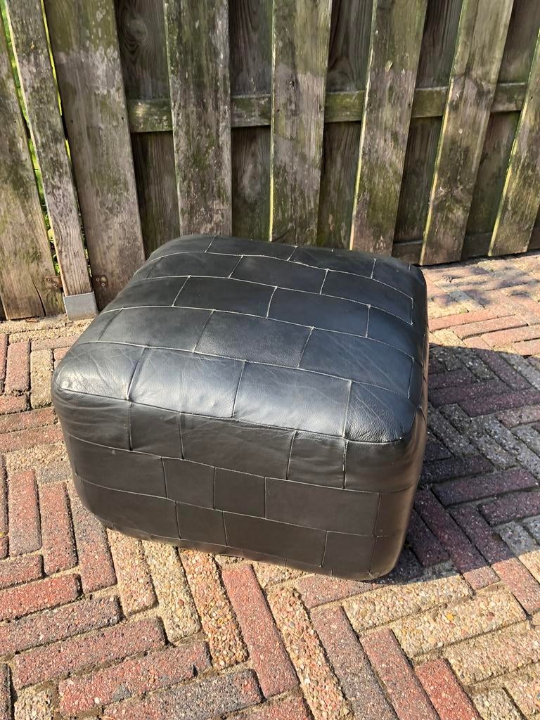 Mooie vintage zwart leren poef, Ophalen, Gebruikt, Leer, 50 tot 75 cm