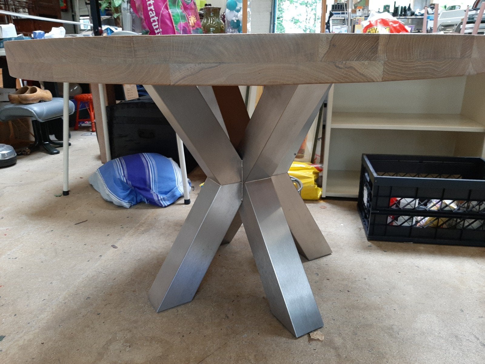 Ronde robuuste houten eettafel met industriële kruispoot, Rond, Zo goed als nieuw, Vijf personen of meer, Industrieel