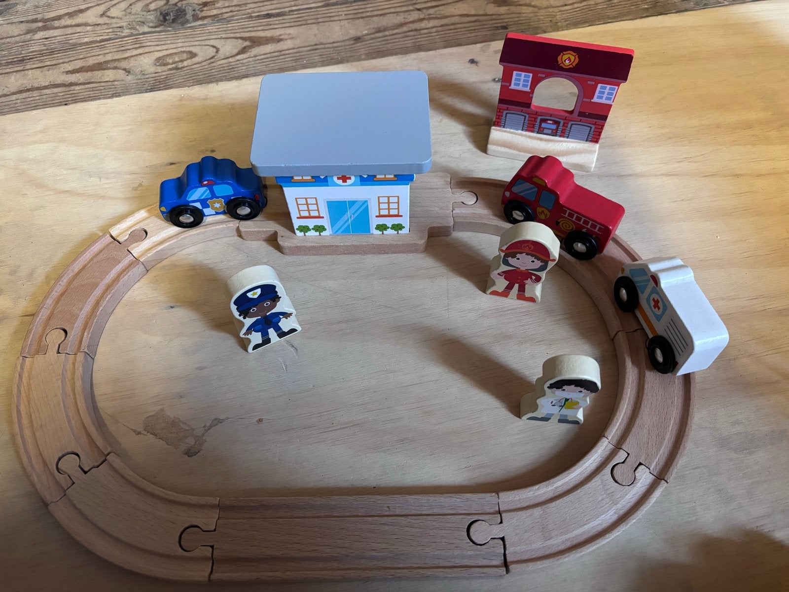 Houten treinbaan met hulpdiensten en figuren, Ophalen of Verzenden, Zo goed als nieuw, Overige typen