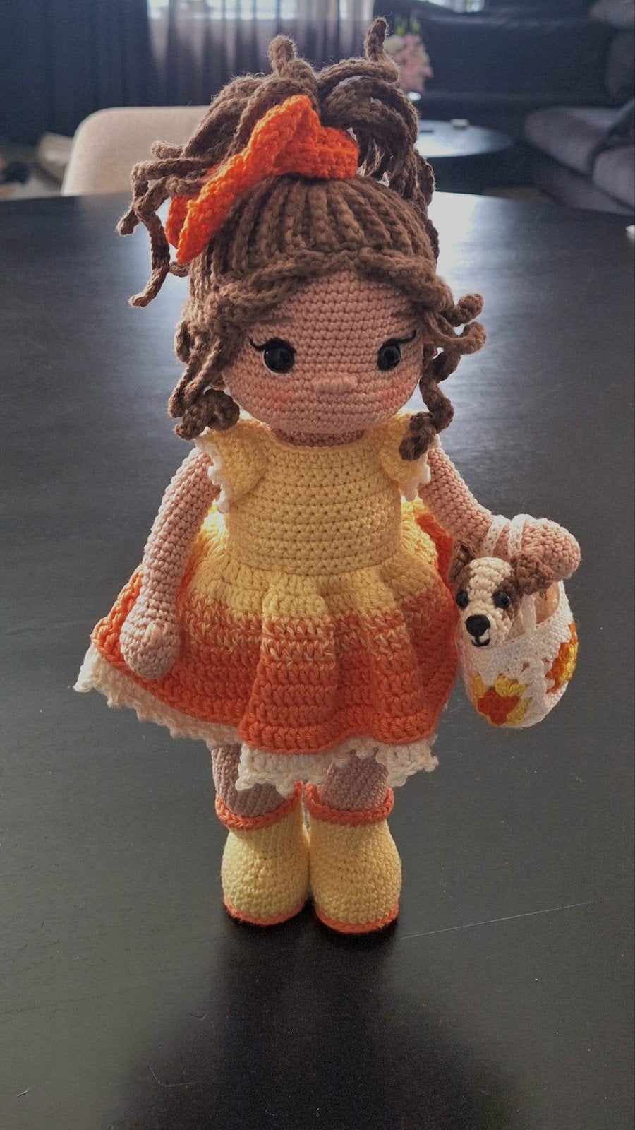 Schattig gehaakte pop met hondje, Hobby en Vrije tijd, Ophalen of Verzenden, Nieuw, Haken, Overige typen