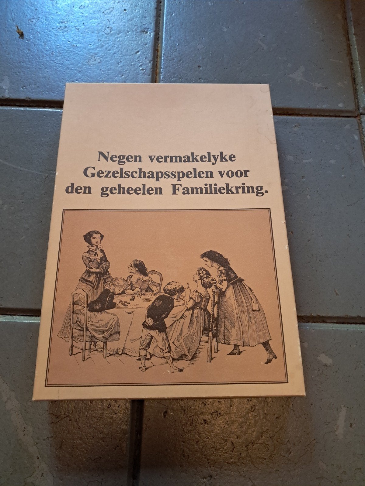 Negen Vermakelijke Gezelschapsspellen - Facsimile Uitgave, Hobby en Vrije tijd, Ophalen, Zo goed als nieuw