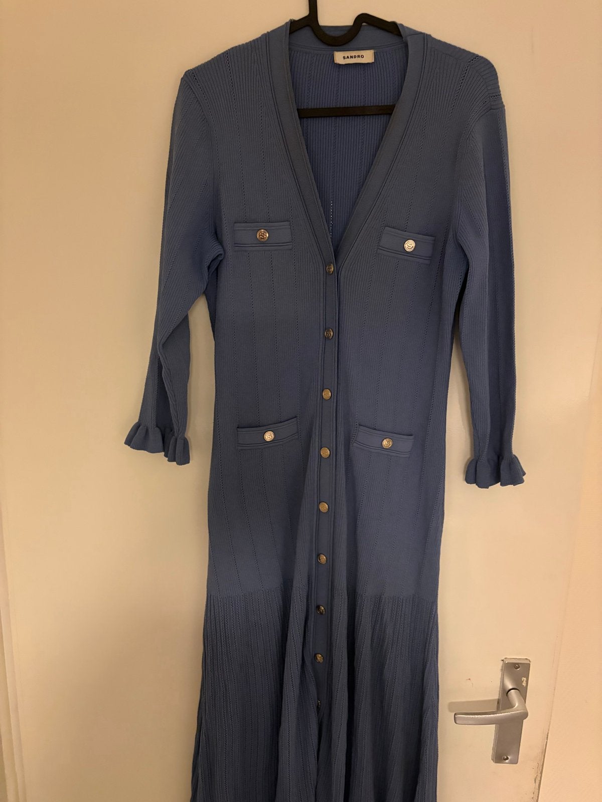 Sandro gebreide jurk met knopen - Blauw, Kleding | Dames, Jurken, Maat 38/40 (M), Blauw, Ophalen of Verzenden, Zo goed als nieuw