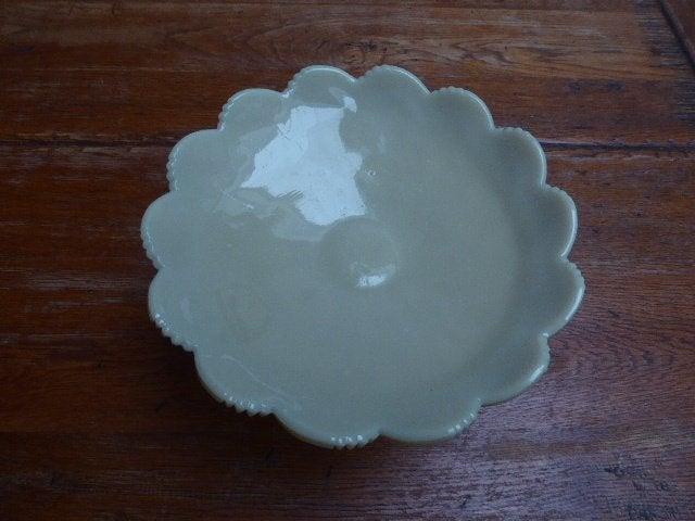 Mooi vormgegeven opaline schaal op voet, Ophalen of Verzenden