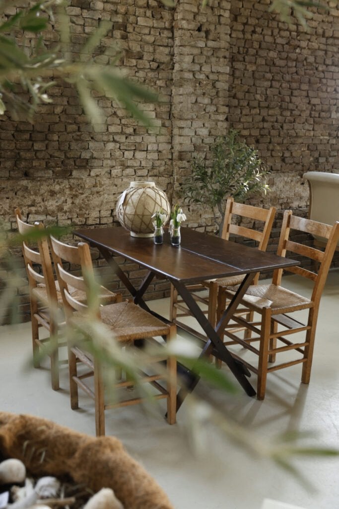 Oude kerkstoelen | houten ladderback stoelen, Gebruikt, Bruin, Landelijk, Vintage, Rustiek, Vijf, Zes of meer stoelen