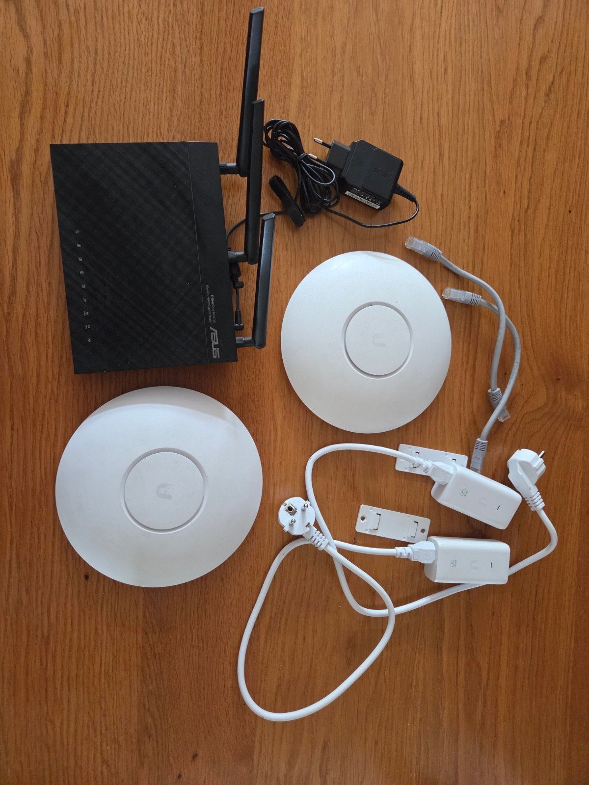 UniFi AP wifi vesterkers met ASUS Router, Ophalen of Verzenden, Gebruikt, Router, Ubiquiti, ASUS