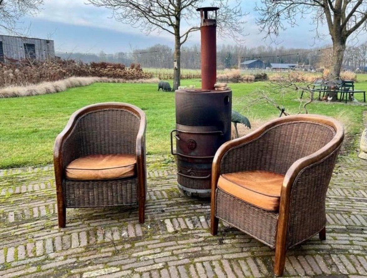 2 Rotan Fauteuils met Schapenleren Kussens, Huis en Inrichting, Fauteuils, Gebruikt, Ophalen of Verzenden, 50 tot 75 cm, Riet of Rotan