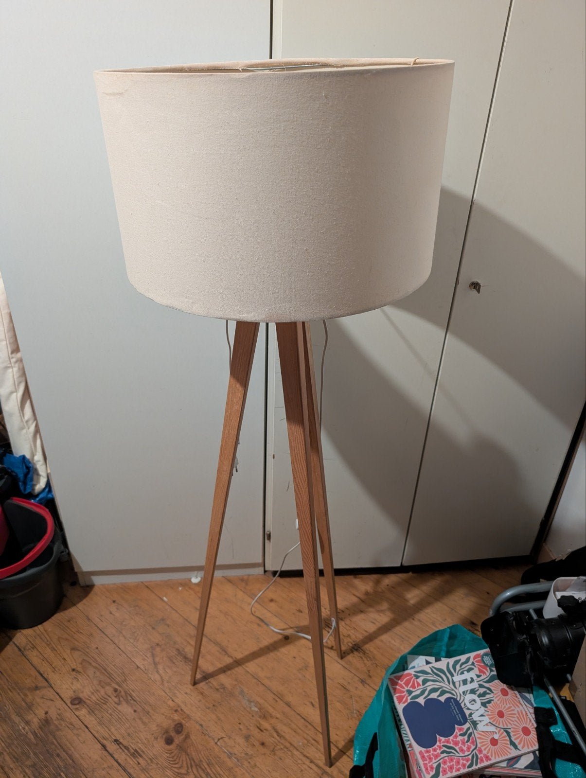 Lamp met driepoot standaard., Ophalen