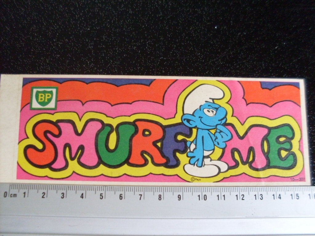 sticker BP logo smurf me psychedelische smurfen, Verzenden, Zo goed als nieuw, Strip of Tekenfilm