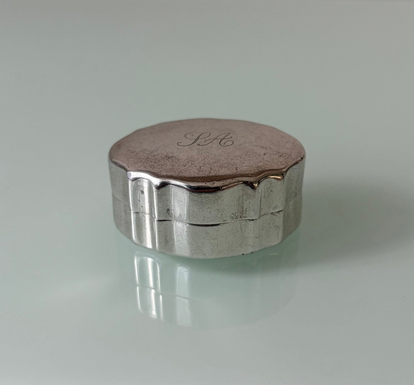 Zilver pillendoosje met initialen  P A, Ophalen of Verzenden, Zilver