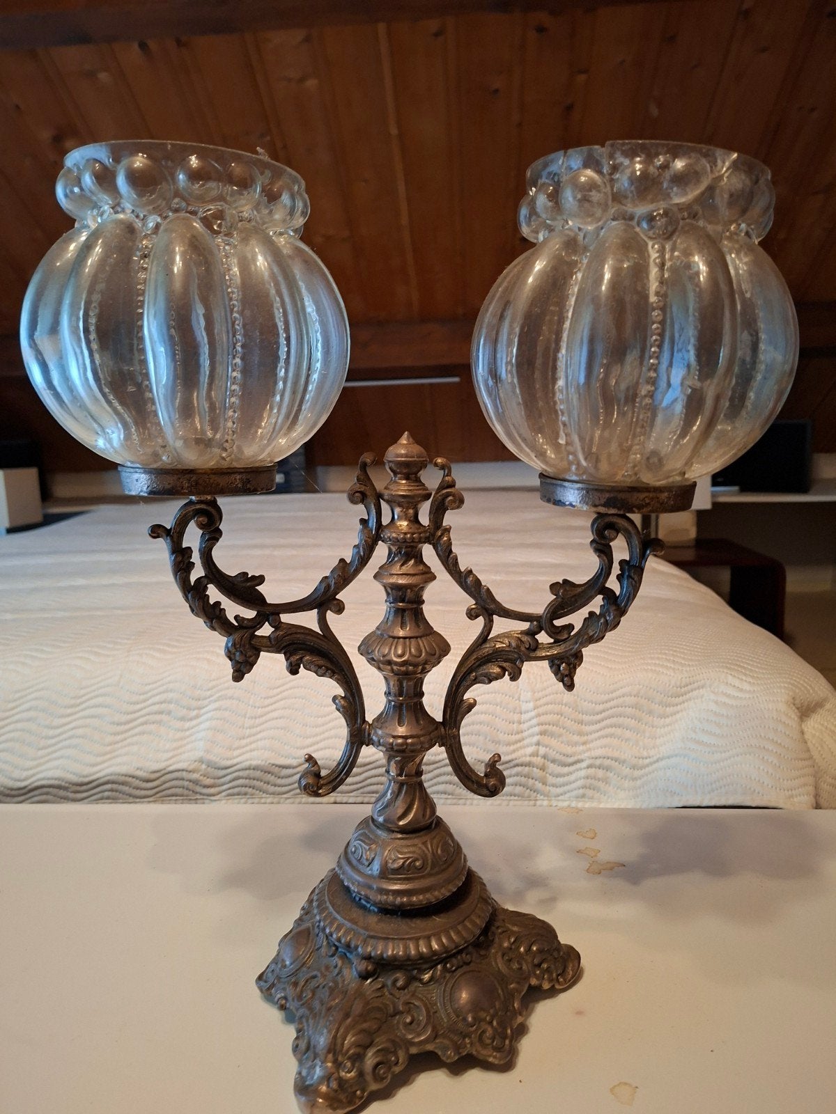 Antieke bronzen/messing kandelaar met glazen kappen, Ophalen of Verzenden, Koper of Brons