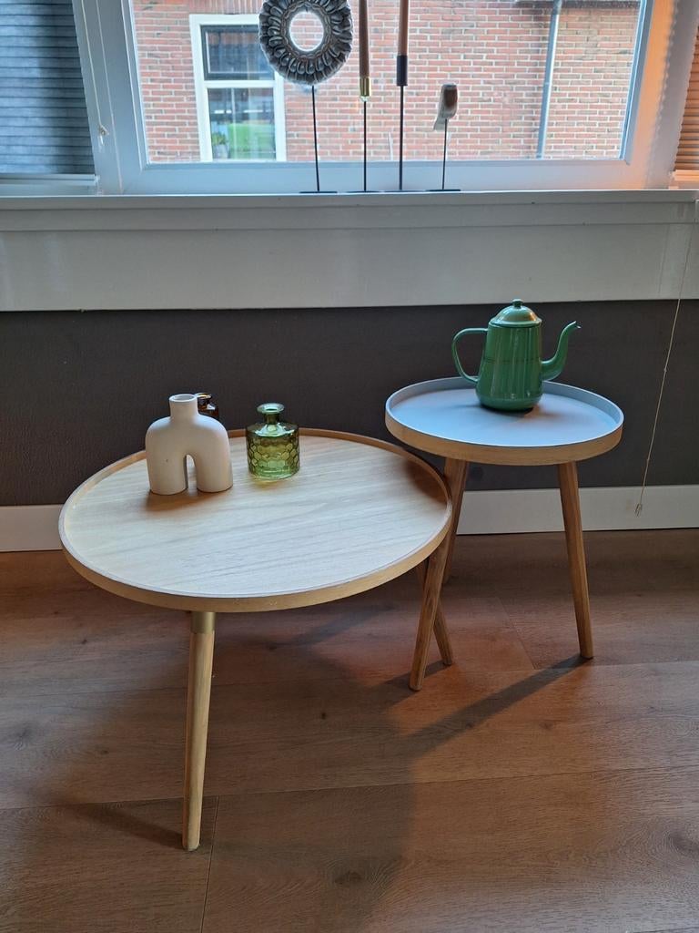 Set van 2 Kwantum bijzettafeltjes - Hout en grijs, Huis en Inrichting, 45 tot 60 cm, Gebruikt, Modern, Scandinavisch, Rond