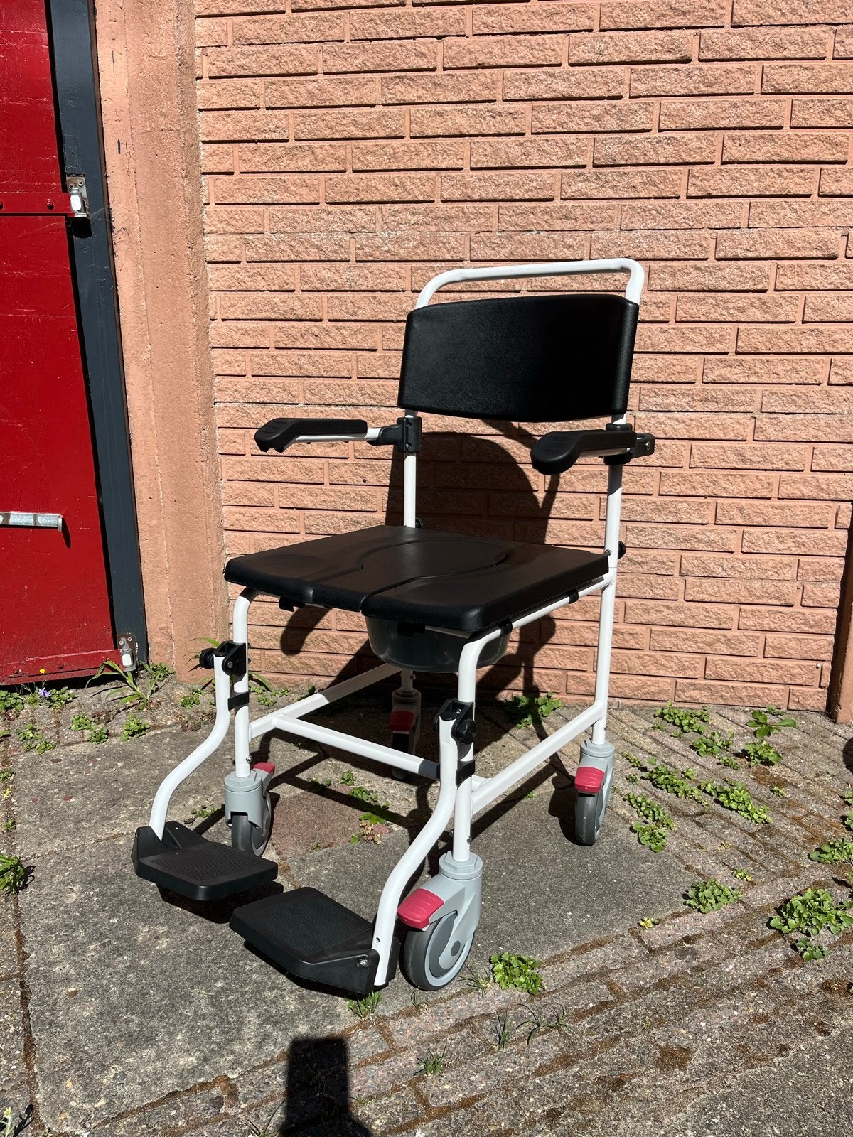 DOUCHE/TOILET STOEL OP WIELEN, Ophalen