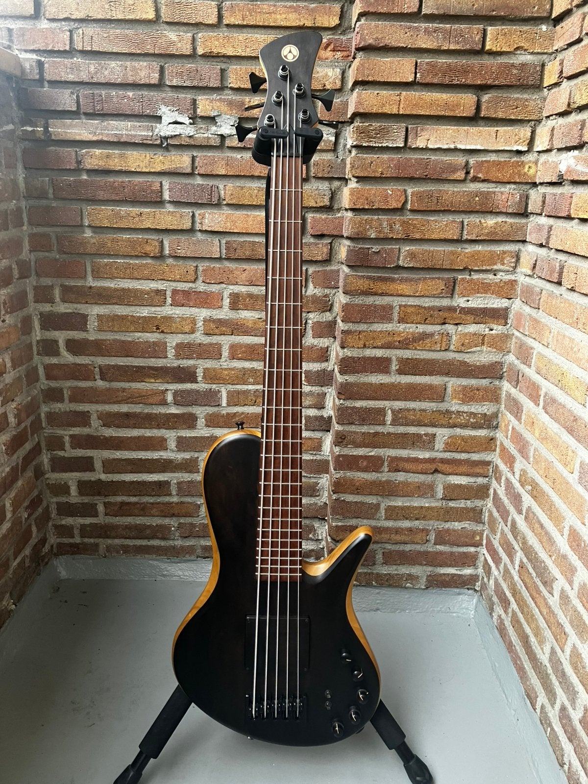Adamovic Halo 5-snarige basgitaar (33” mensuur), Muziek en Instrumenten, Ophalen, Gebruikt, Elektrisch, 5-snarig