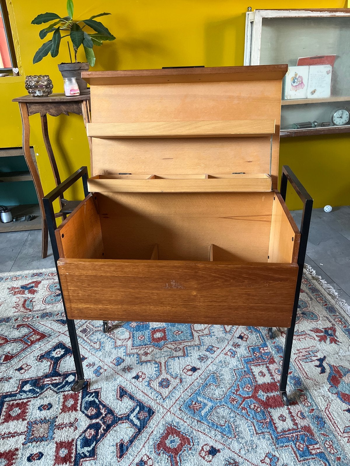 Vintage Naaikastje / Bijzettafel op wieltjes, Antiek en Kunst, Antiek | Woonaccessoires, Ophalen