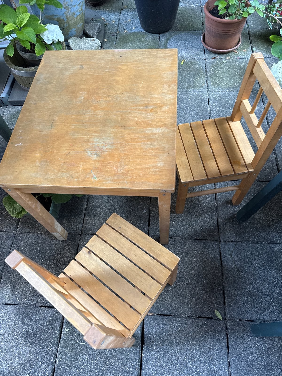 Houten tafel met twee stoelen - gratis af te halen, Kinderen en Baby's, Kinderkamer | Tafels en Stoelen, Ophalen, Gebruikt, Tafel(s) en Stoel(en)