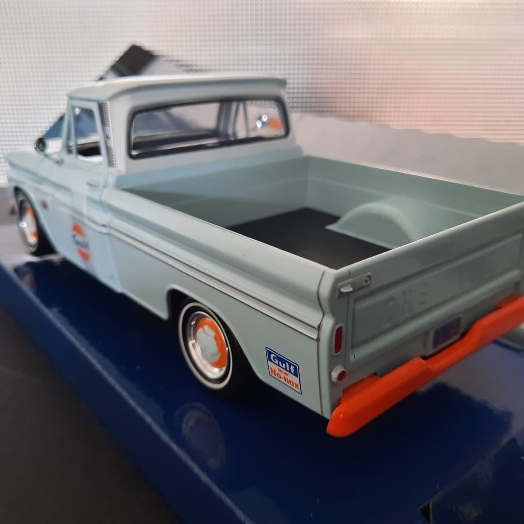 Chevy C10 Fleetside Pick-up 1966 Gulf Livery Schaal 1:24, Hobby en Vrije tijd, Modelauto's | 1:24, Nieuw, Ophalen of Verzenden