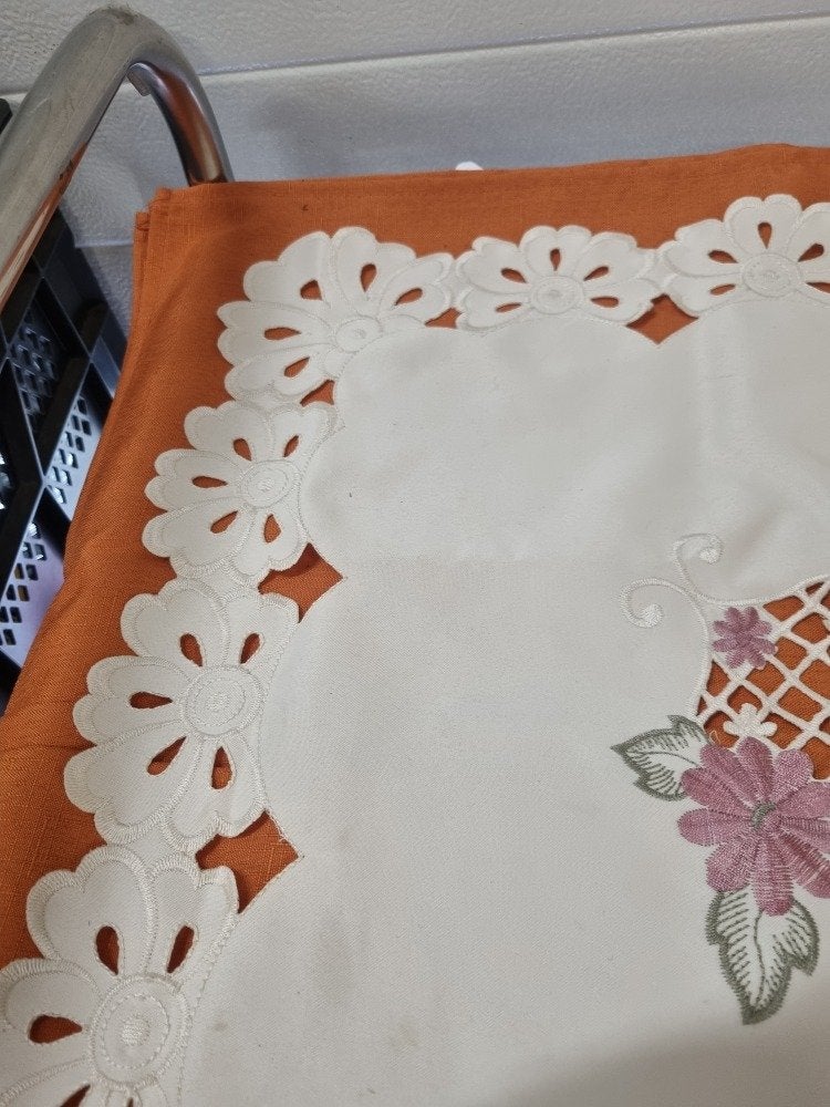tafelkleed opengewerkte rand met geborduurde bloemen, Ophalen of Verzenden, 'T Olde Gre-j, Info@toldegrej.nl, Endepoelstraat 20f Didam