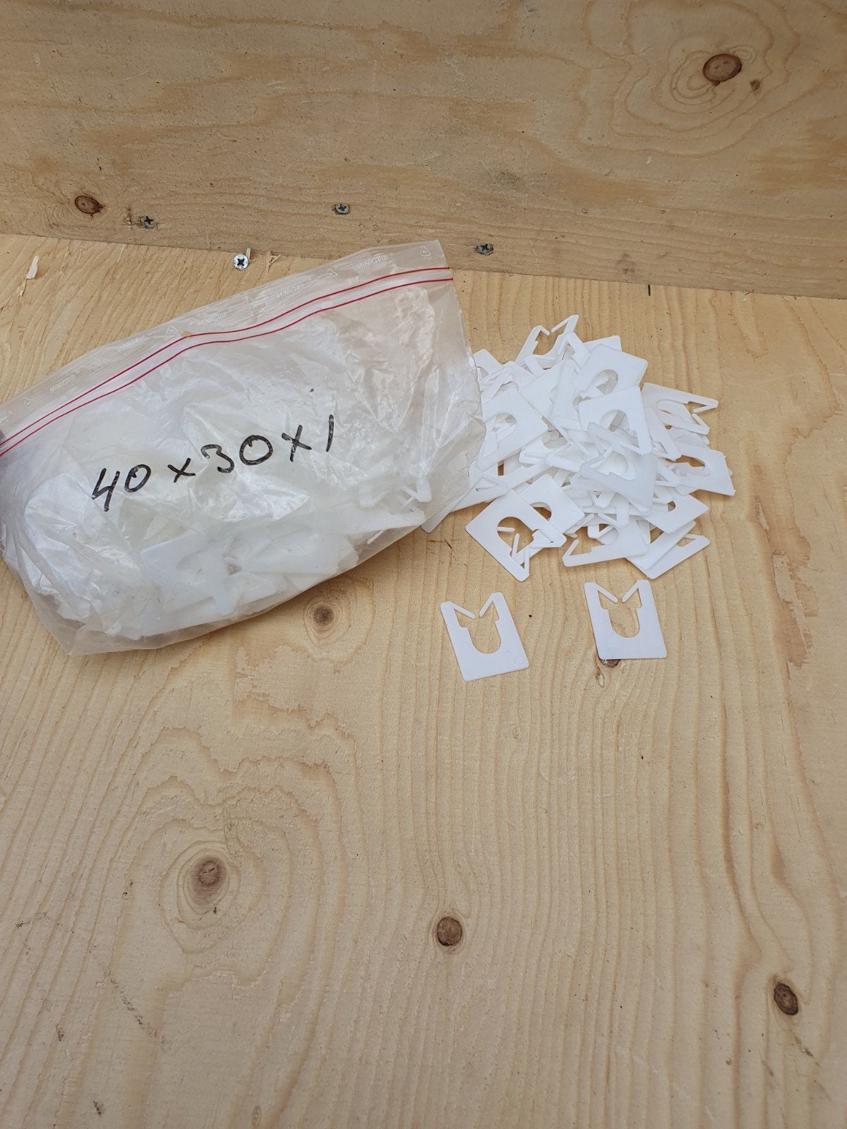 vulplaatjes. Witte plastic clips 40x30x1 - Bevestigingsmater, Ophalen of Verzenden, Nieuw, Minder dan 50 mm, Overige typen