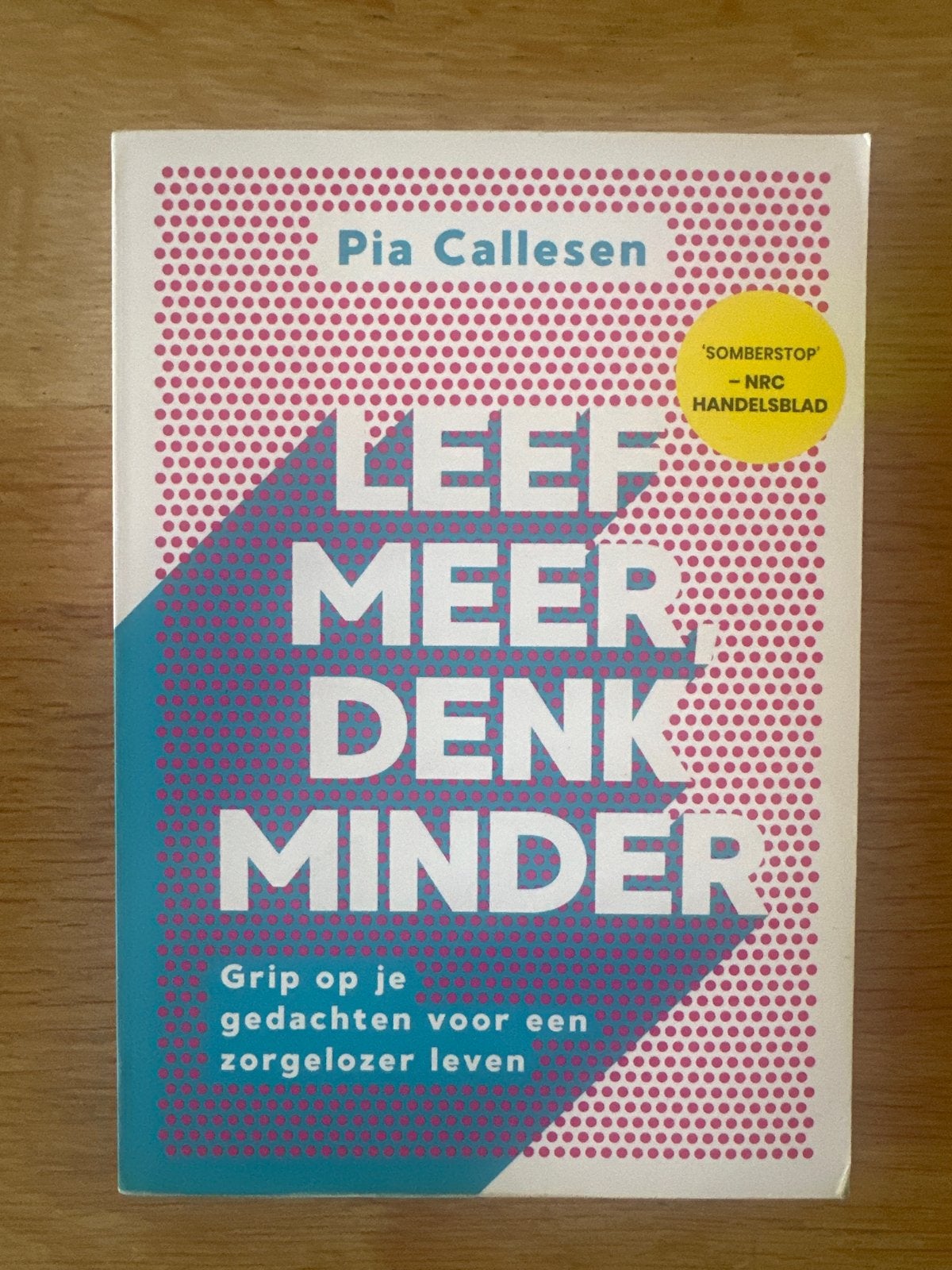 Leef Meer, Denk Minder - Pia Callesen (Zo goed als nieuw), Boeken, Advies, Hulp en Training, Zo goed als nieuw, Ophalen of Verzenden