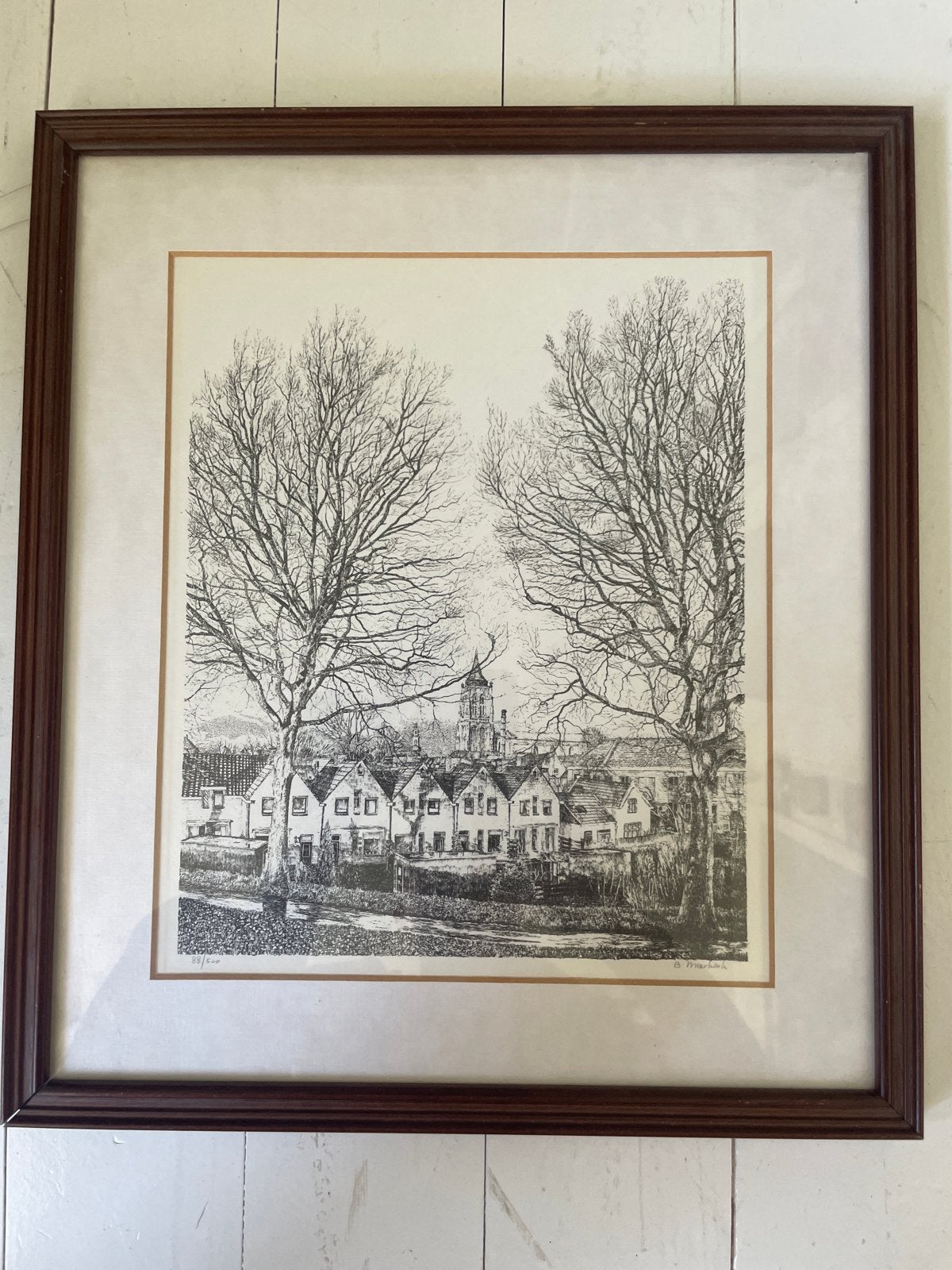 Ingelijste pentekening van een dorpsgezicht, Ophalen of Verzenden, Tekening, Pentekening, Gesigneerd