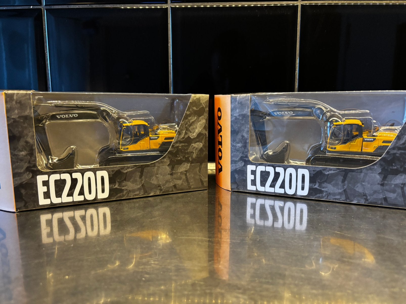 Motorart Volvo EC220D graafmachine schaal 1:50 in doos, Ophalen of Verzenden, Zo goed als nieuw, Bus of Vrachtwagen