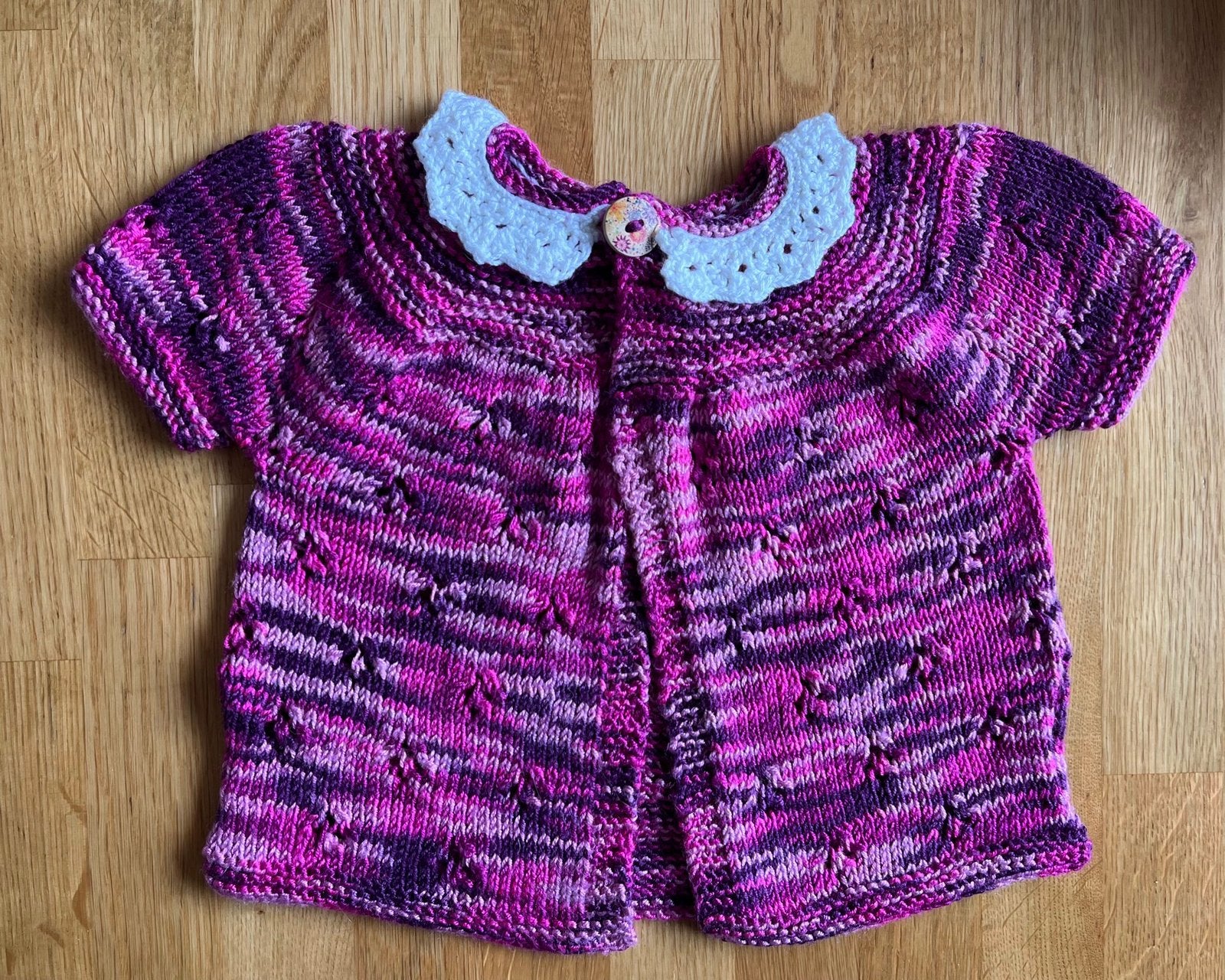 Zelf gebreid vestje met wit kraagje maat 80 NIEUW!, Kinderen en Baby's, Ophalen of Verzenden, Nieuw, Meisje, Truitje of Vestje