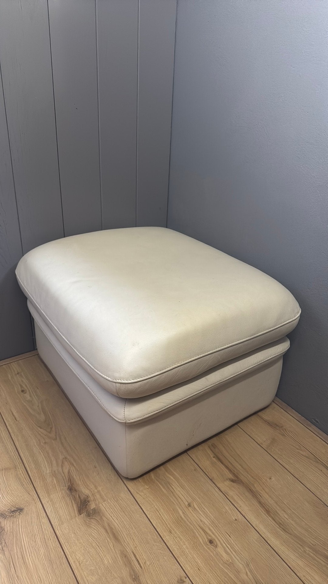 Lederen beige poef / hocker – comfortabel en stijlvol, Huis en Inrichting, Banken | Voetenbanken en Poefen, Ophalen, 50 tot 75 cm