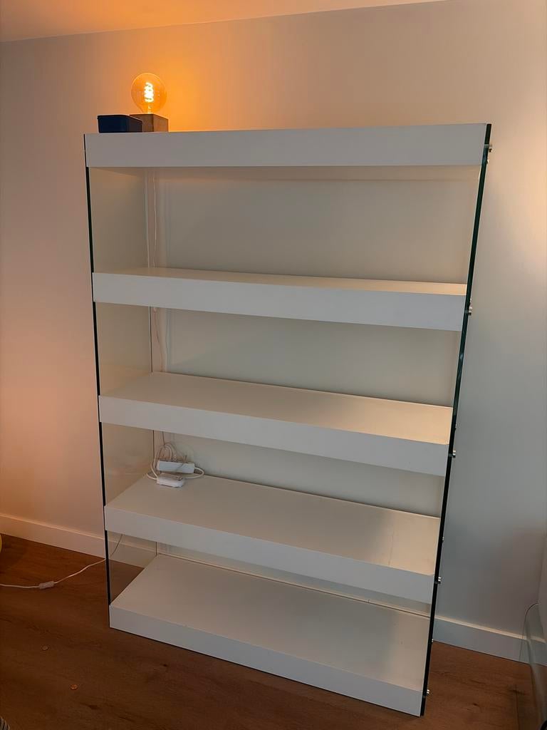 Moderne witte boekenkast met glazen zijkanten, Ophalen, Met plank(en), Gebruikt, 50 tot 100 cm