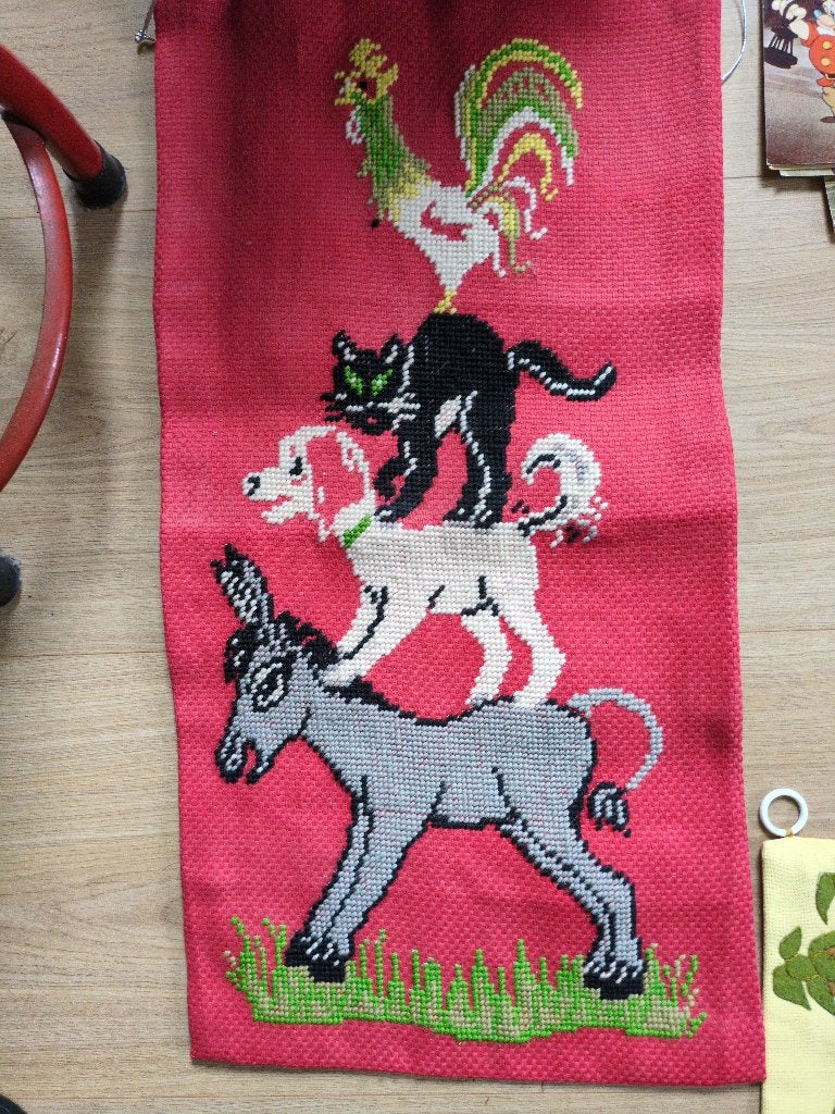 Vintage borduurwerk Bremer Stadsmuzikanten wandkleed rood, Antiek en Kunst, Ophalen