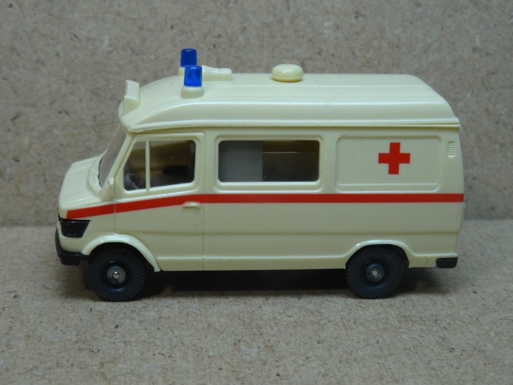 WIKING 1/87, MERCEDES 280-282 " AMBULANCE ", Zie Foto`s, Hobby en Vrije tijd, Ophalen of Verzenden, Zo goed als nieuw, Bus of Vrachtwagen