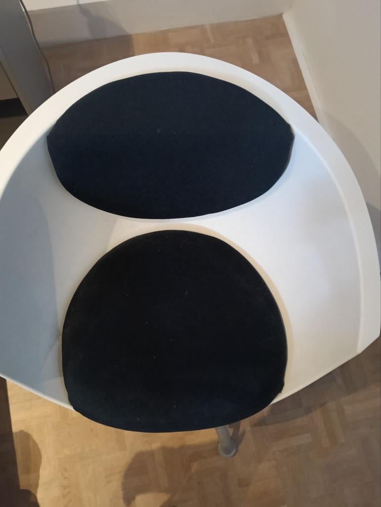 IKEA Skruvsta draaistoel wit met zwarte kussens, Huis en Inrichting, Stoelen, Ophalen, Gebruikt, Stof, Modern, Scandinavisch