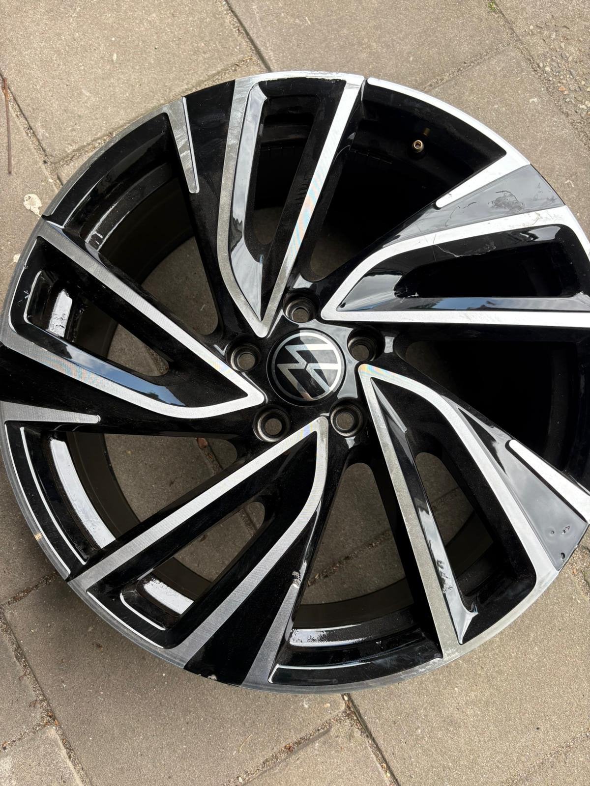 Origineel Adelaide Velg  235 35 19 5x112 golf8 GTI
