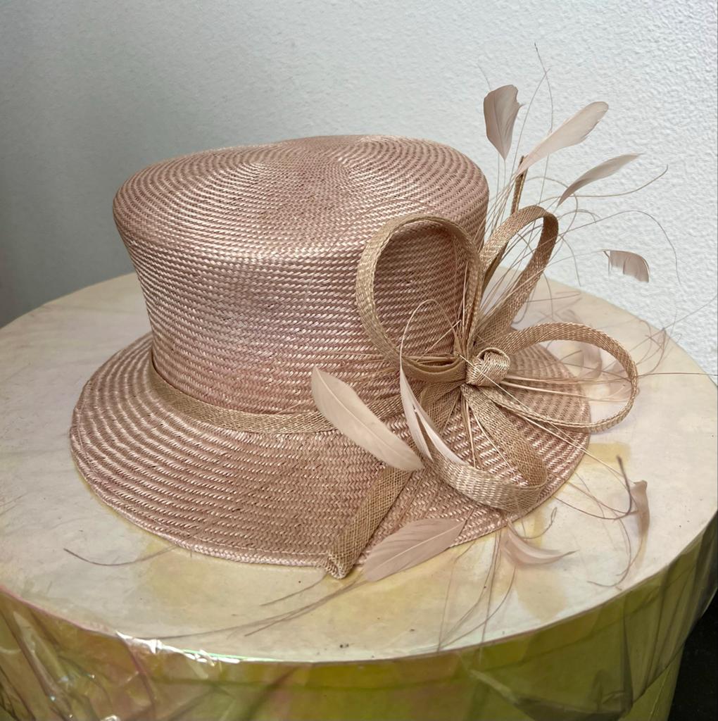 Elegante Failsworth hoed met veren - Zo goed als nieuw, Ophalen of Verzenden, Zo goed als nieuw, One size fits all, Hoed