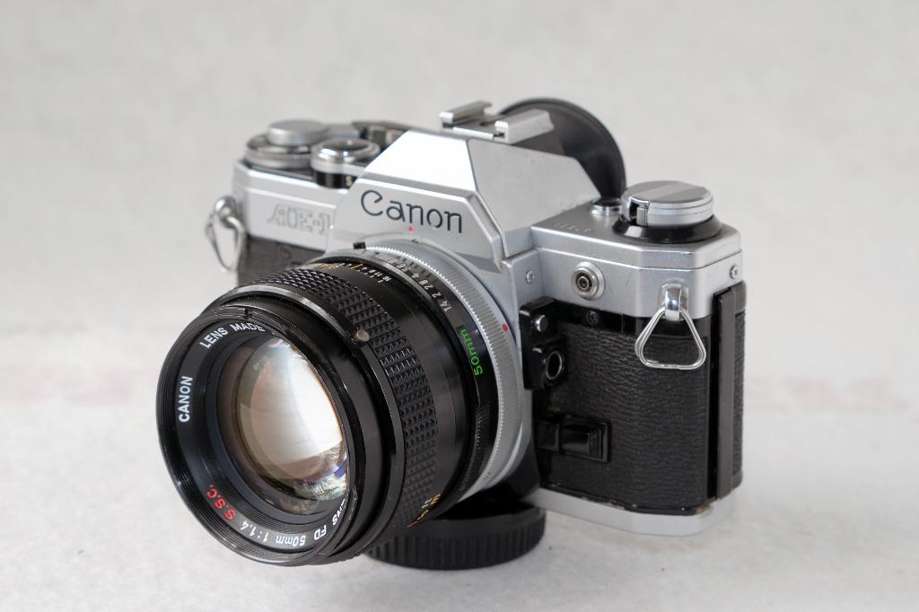 Canon AE-1 + nFD 50mm f/1.8 - S.S.C  lens, Audio, Tv en Foto, Fotocamera's Analoog, Ophalen of Verzenden, Gebruikt, Spiegelreflex