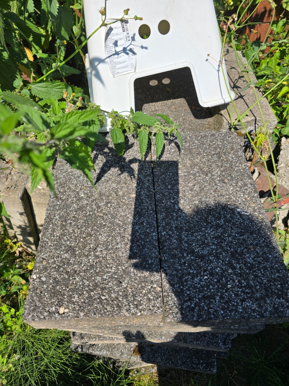 Gratis af te halen: 25m2 betonnen terrastegels wildverband, Tuin en Terras, Tegels en Klinkers, Ophalen, Gebruikt, 10 m² of meer