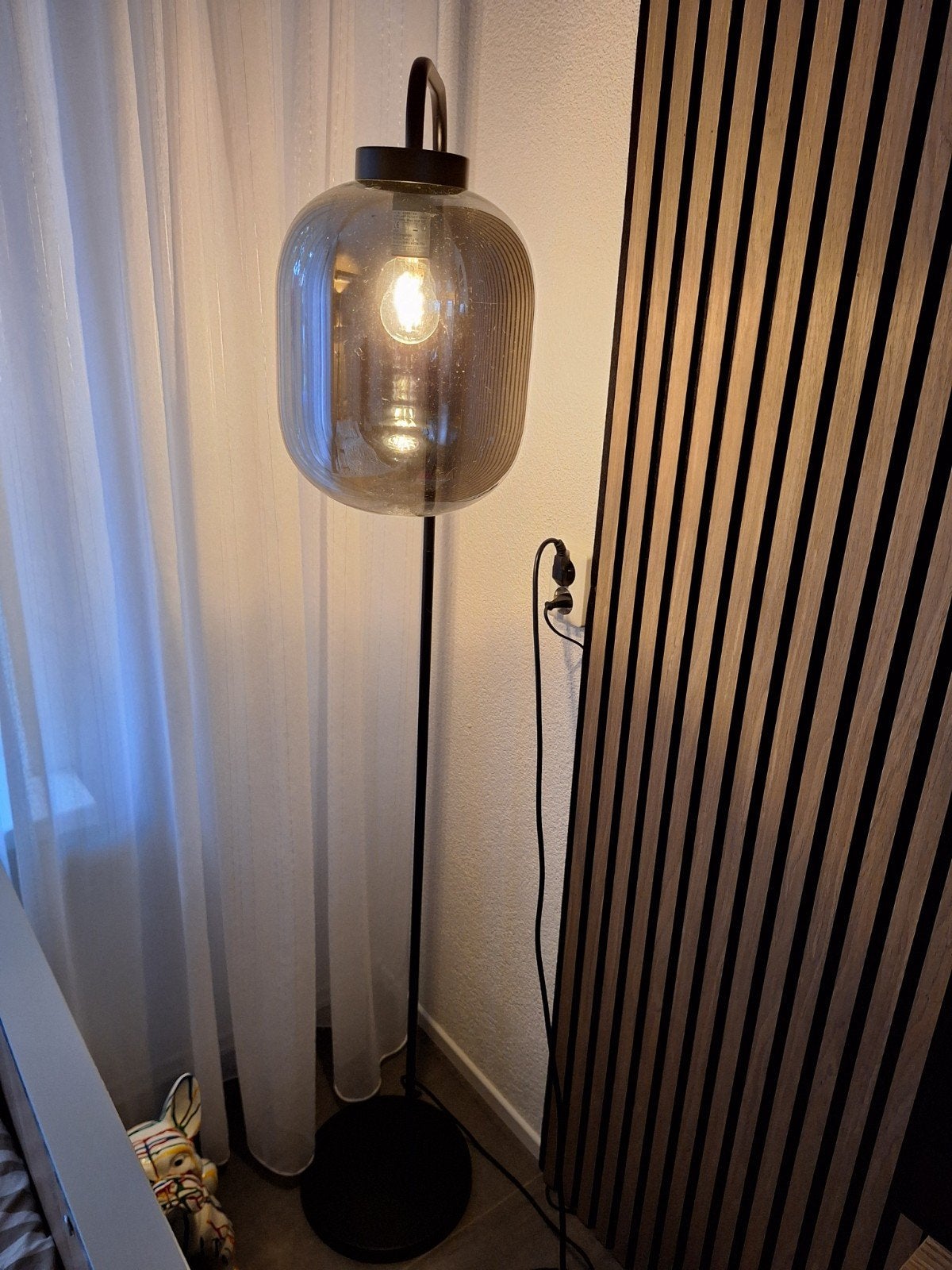 Moderne staande lamp met rookglas bol en verzwaarde voet, Ophalen, Modern, Industrieel, Zo goed als nieuw, Glas