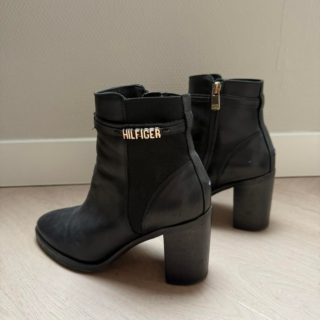 Mooie Tommy Hilfiger Enkellaarsjes zwart leer maat 38, Ophalen of Verzenden, Zo goed als nieuw, Zwart