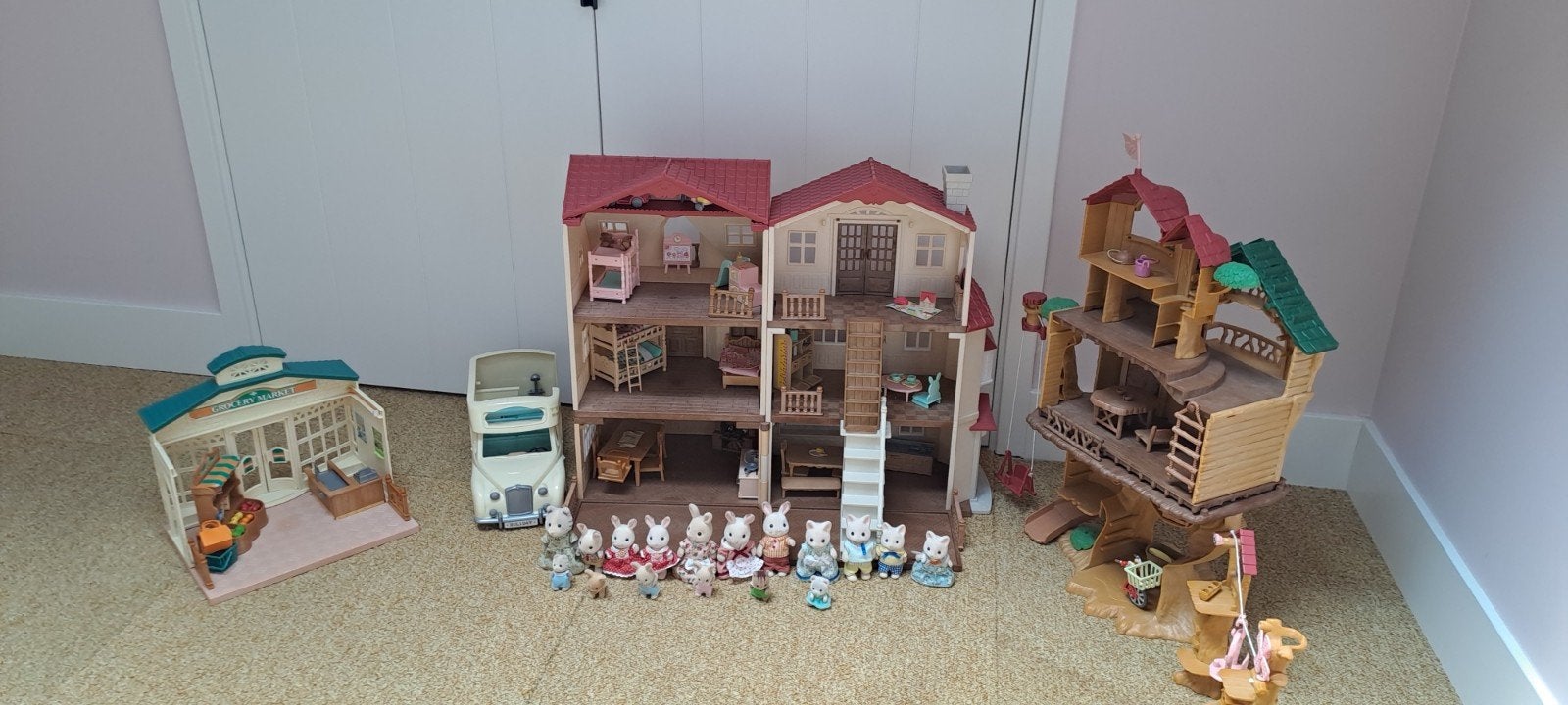 Grote Sylvanian Families set: huizen, bus en veel figuren, Ophalen of Verzenden