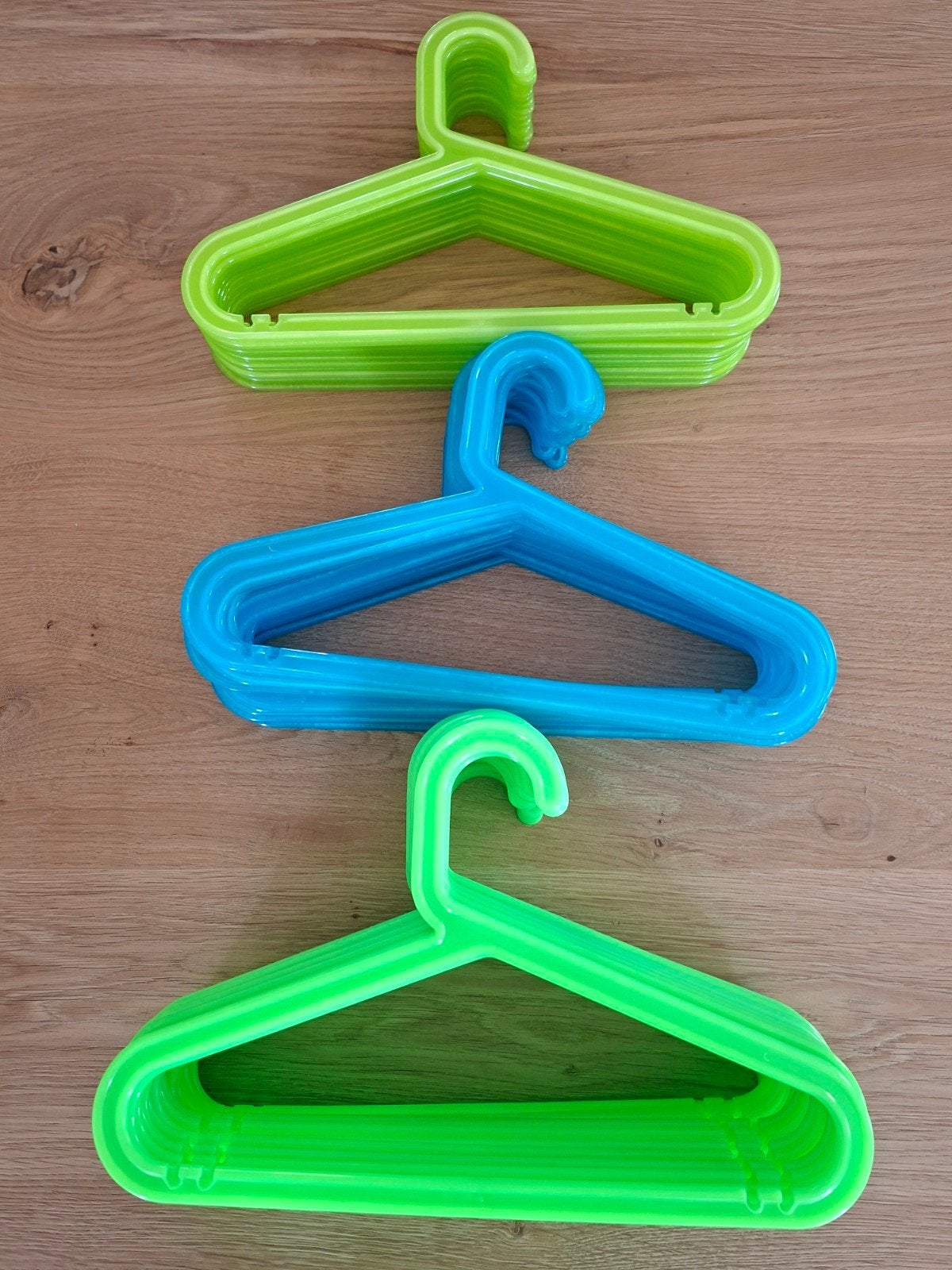Kleurrijke kledinghangers van Ikea voor kinderen - 50 stuks, Ophalen of Verzenden, Gebruikt, Kinderen
