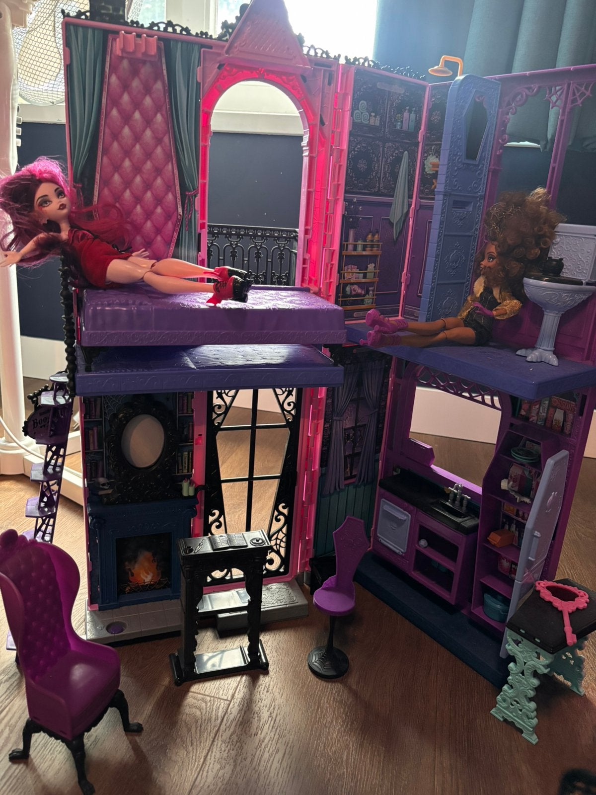 Monster High Boe-tique Poppenhuis met twee poppen, Ophalen of Verzenden, Zo goed als nieuw, Poppenhuis