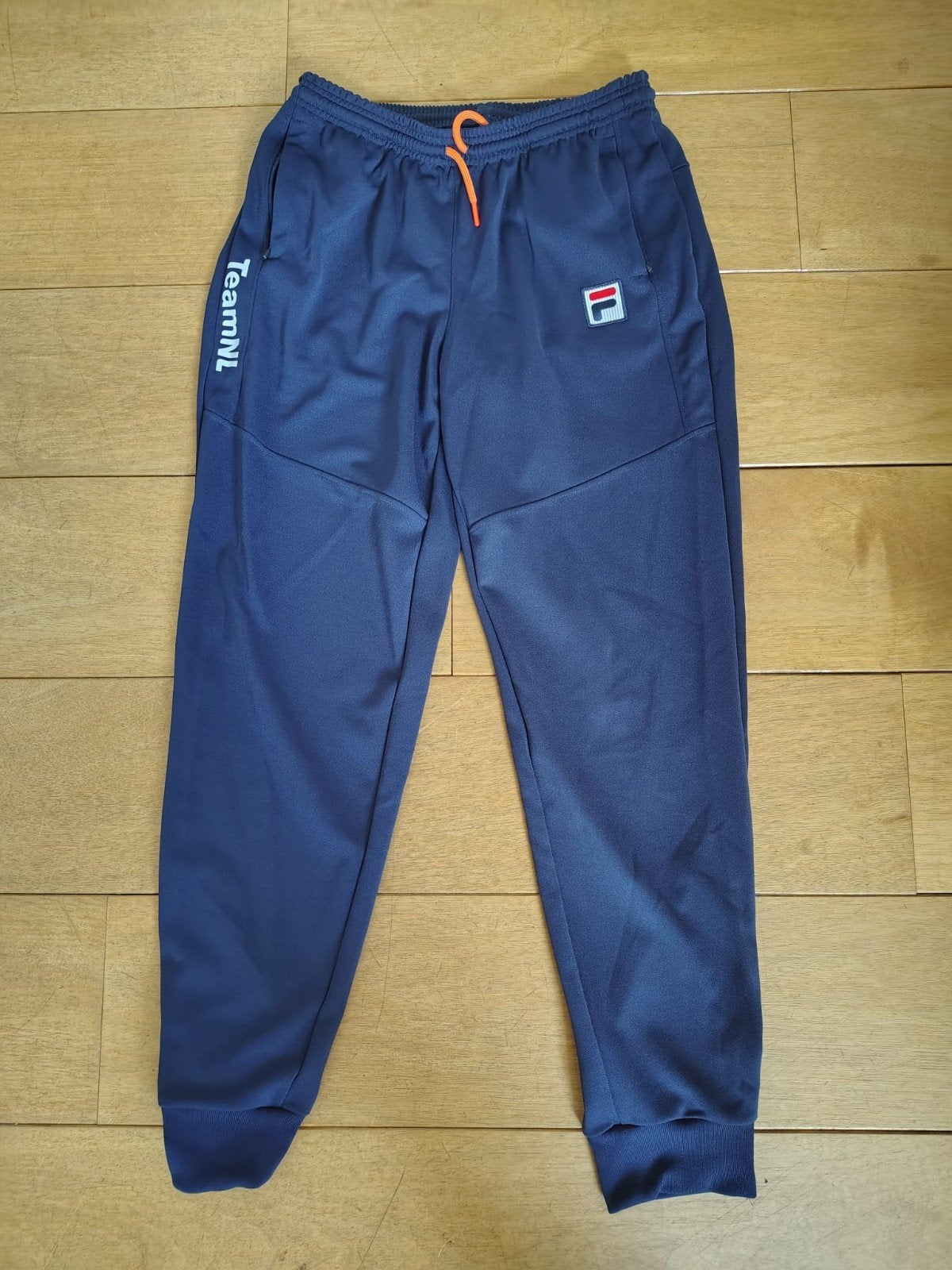 Exclusieve TeamNL trainingsbroek XL Olympische Spelen 2024, Maat 46/48 (XL) of groter, Nieuw, Ophalen of Verzenden, Fila TeamNL